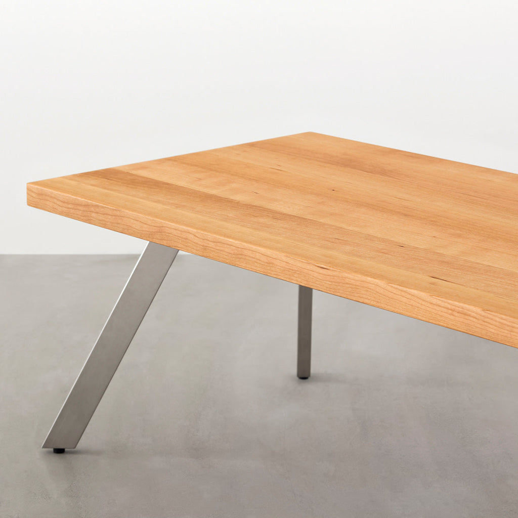 Kanademonoの無垢ブラックチェリー天板にステンレスの4pinアイアン脚を組み合わせたローテーブル（天板と脚）
