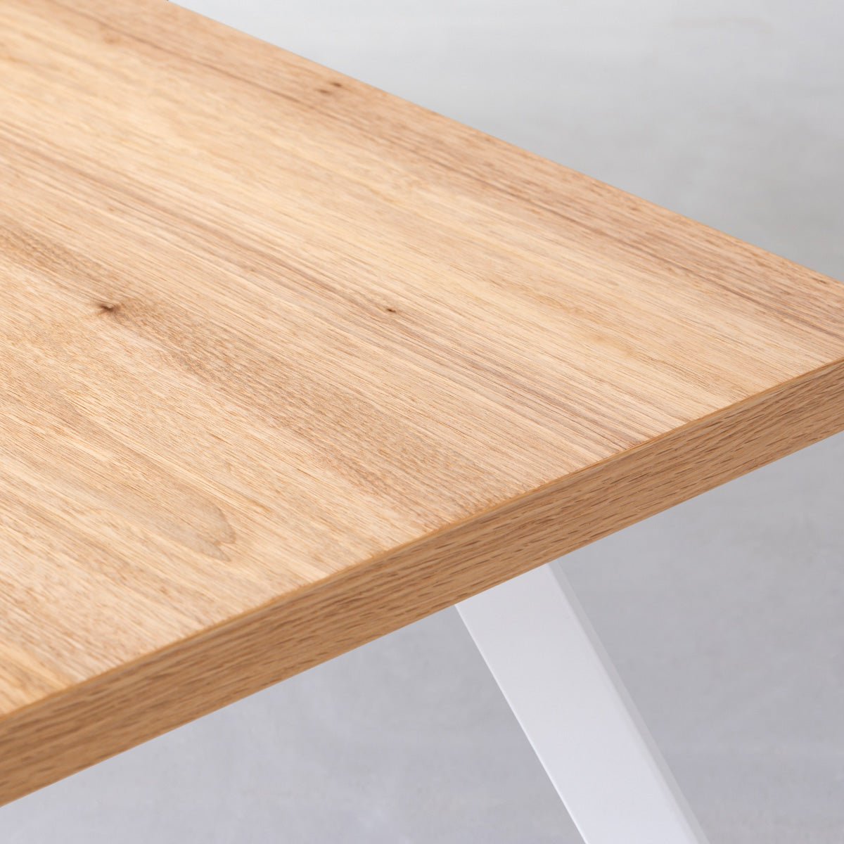 Kanademonoのくるみ天板にホワイトの４pinアイアン脚を組み合わせたローテーブル（天板）