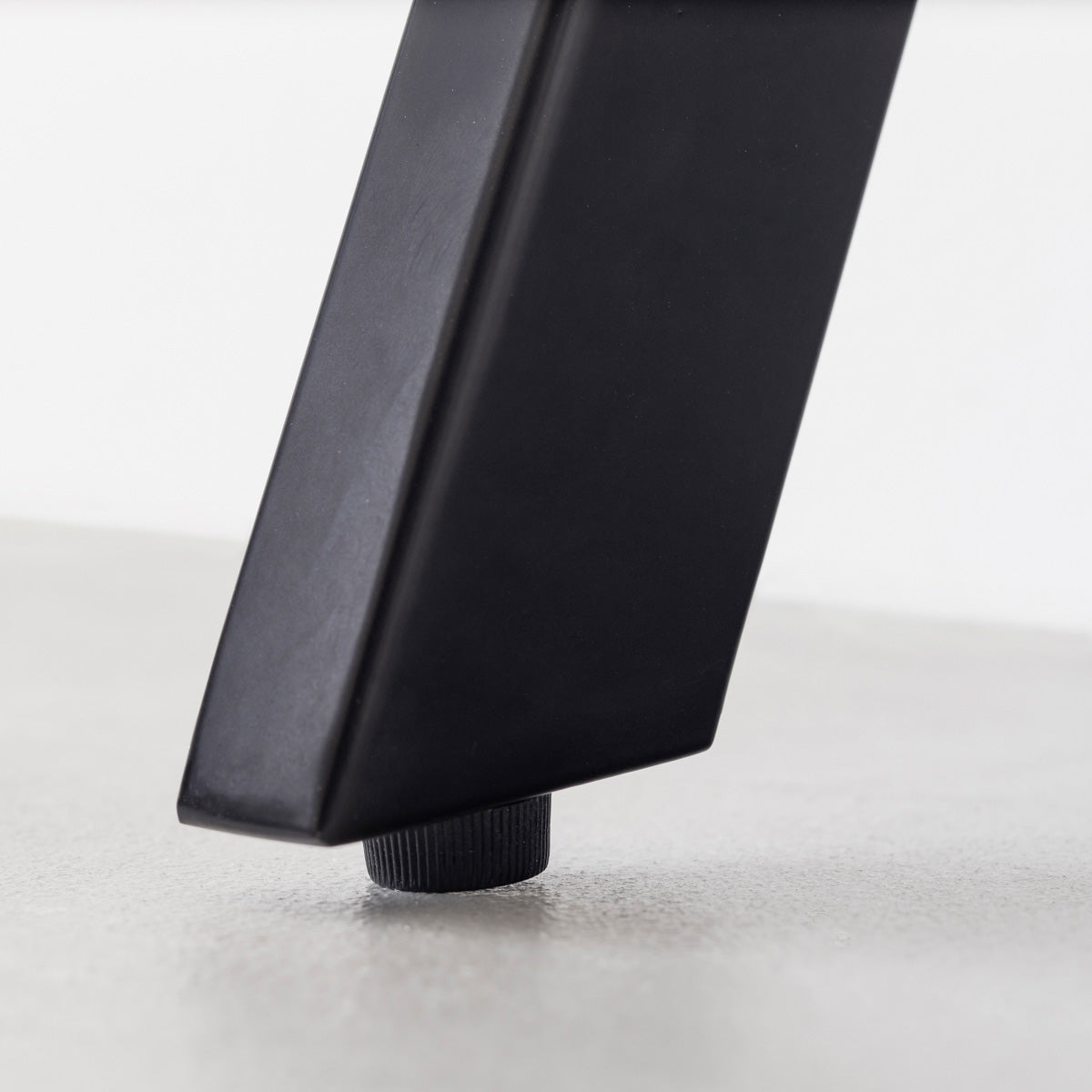 Kanademonoのラバーウッドブラウン天板にブラックの4pinアイアン脚を組み合わせたローテーブル（アジャスター部分）