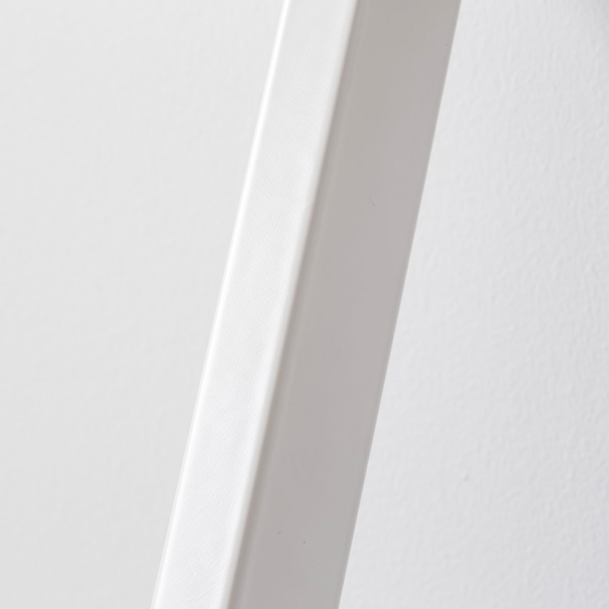 KANADEMONOのワイヤーバスケット付きのラバーウッド材ブラックブラウンカラー天板にマットホワイトのチューブピン鉄脚を組み合わせたローテーブル（脚）