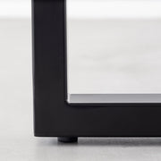 Kanademonoのラバーウッドアッシュグレー天板にブラックのローレクタングル鉄脚を組み合わせたローテーブル（アジャスター部分）