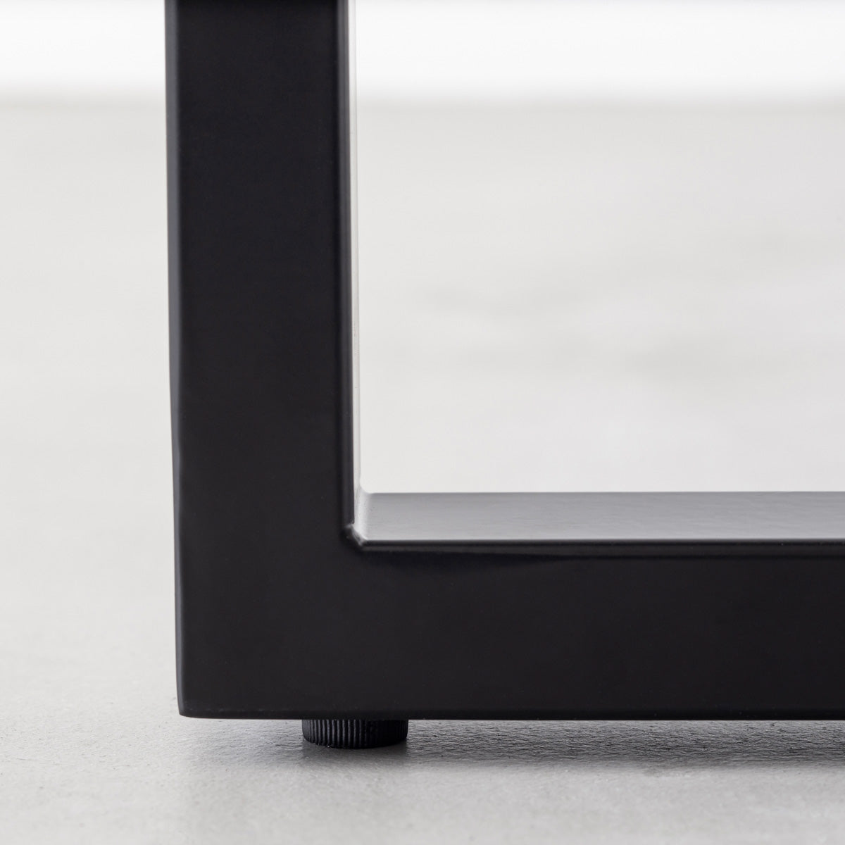 Kanademonoのラバーウッドブラウン天板にブラックのローレクタングル鉄脚を組み合わせたローテーブル（アジャスター部分）