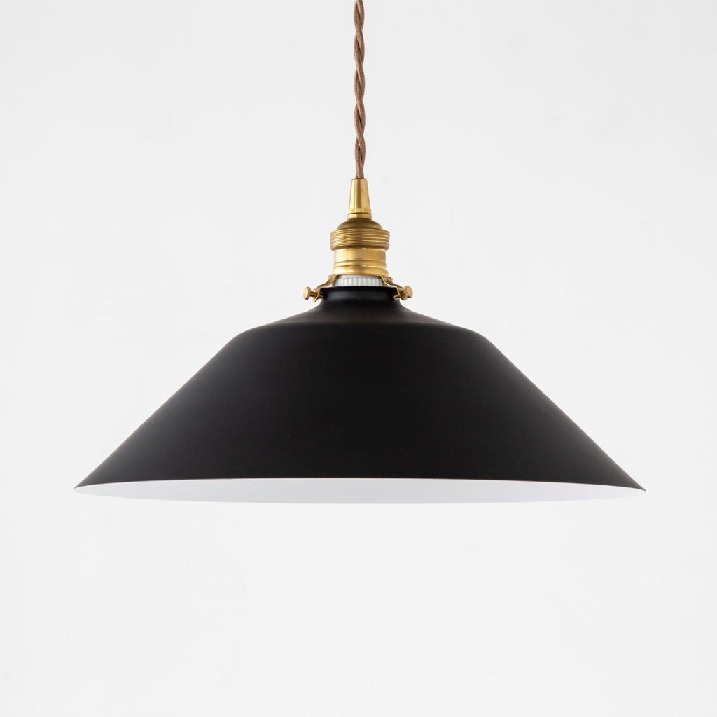 かなでもののアイアンと真鍮を組み合わせたマットブラックのシンプルなペンダントライト