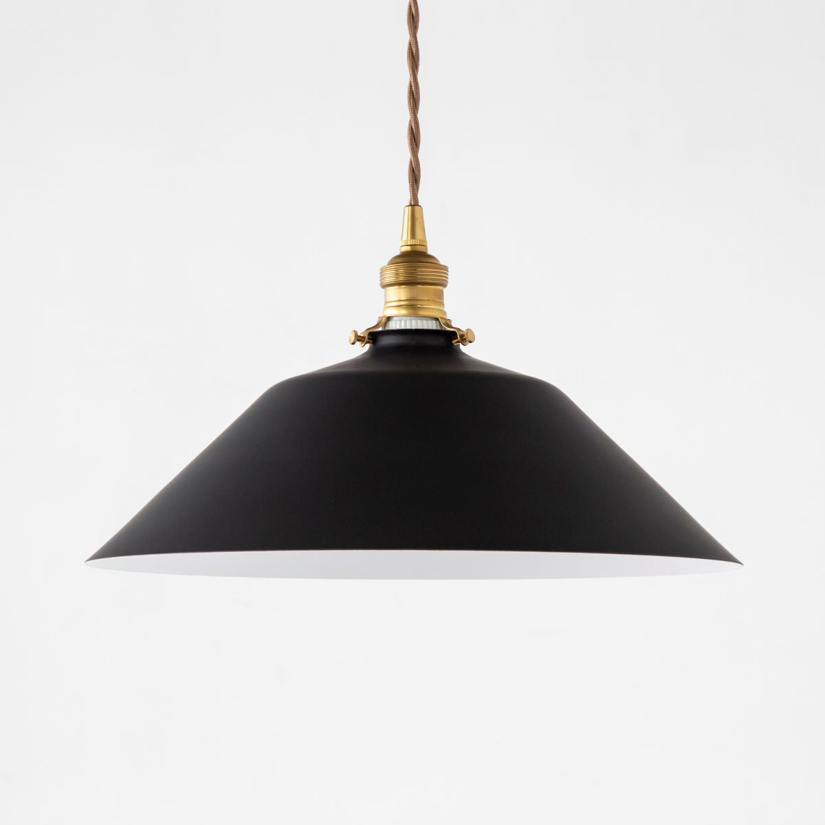 かなでもののアイアンと真鍮を組み合わせたマットブラックのシンプルなペンダントライト