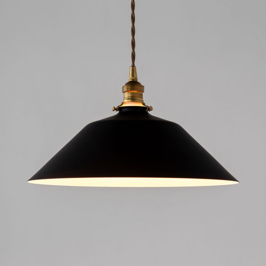 かなでもののアイアンと真鍮を組み合わせたマットブラックのシンプルなペンダントライトの使用時