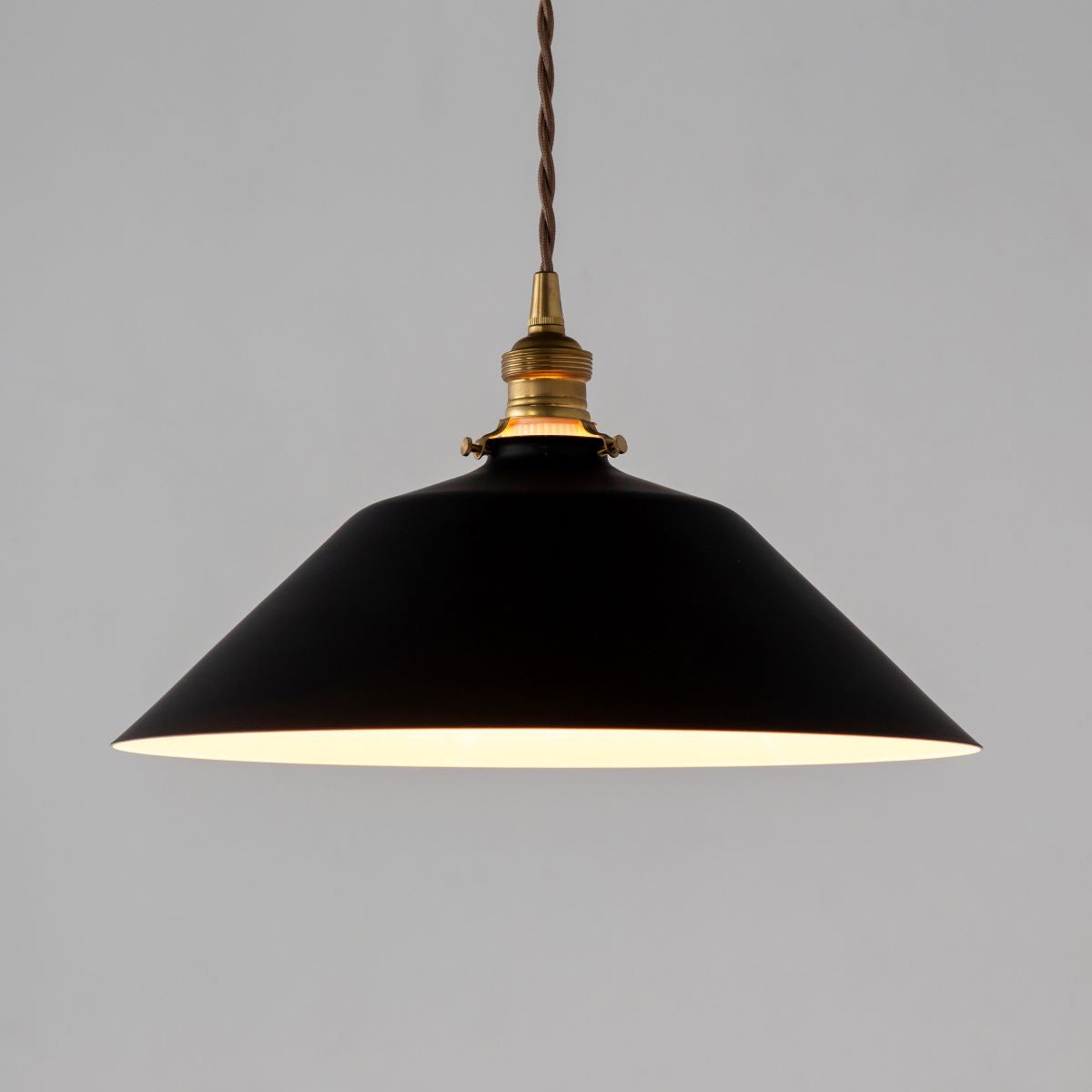 かなでもののアイアンと真鍮を組み合わせたマットブラックのシンプルなペンダントライトの使用時
