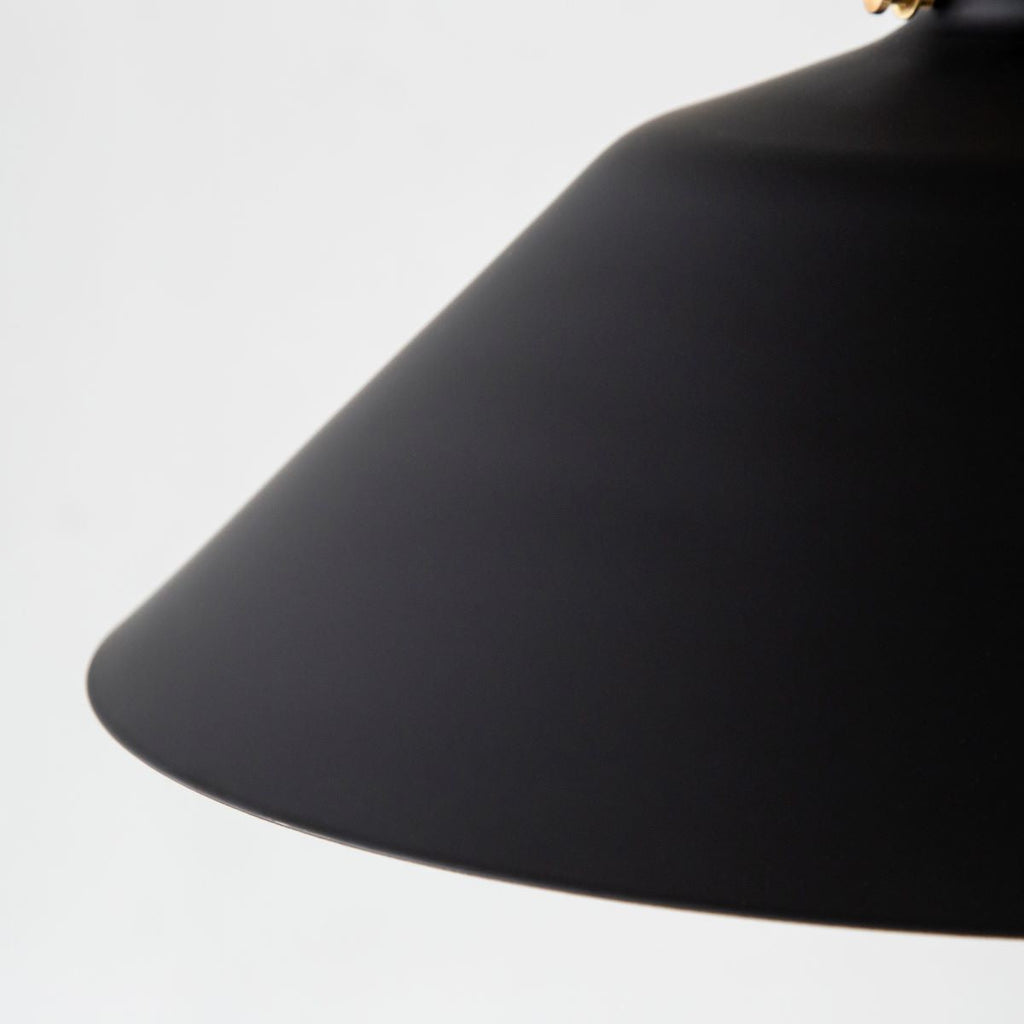 かなでもののアイアンと真鍮を組み合わせたマットブラックのシンプルなペンダントライトのシェード