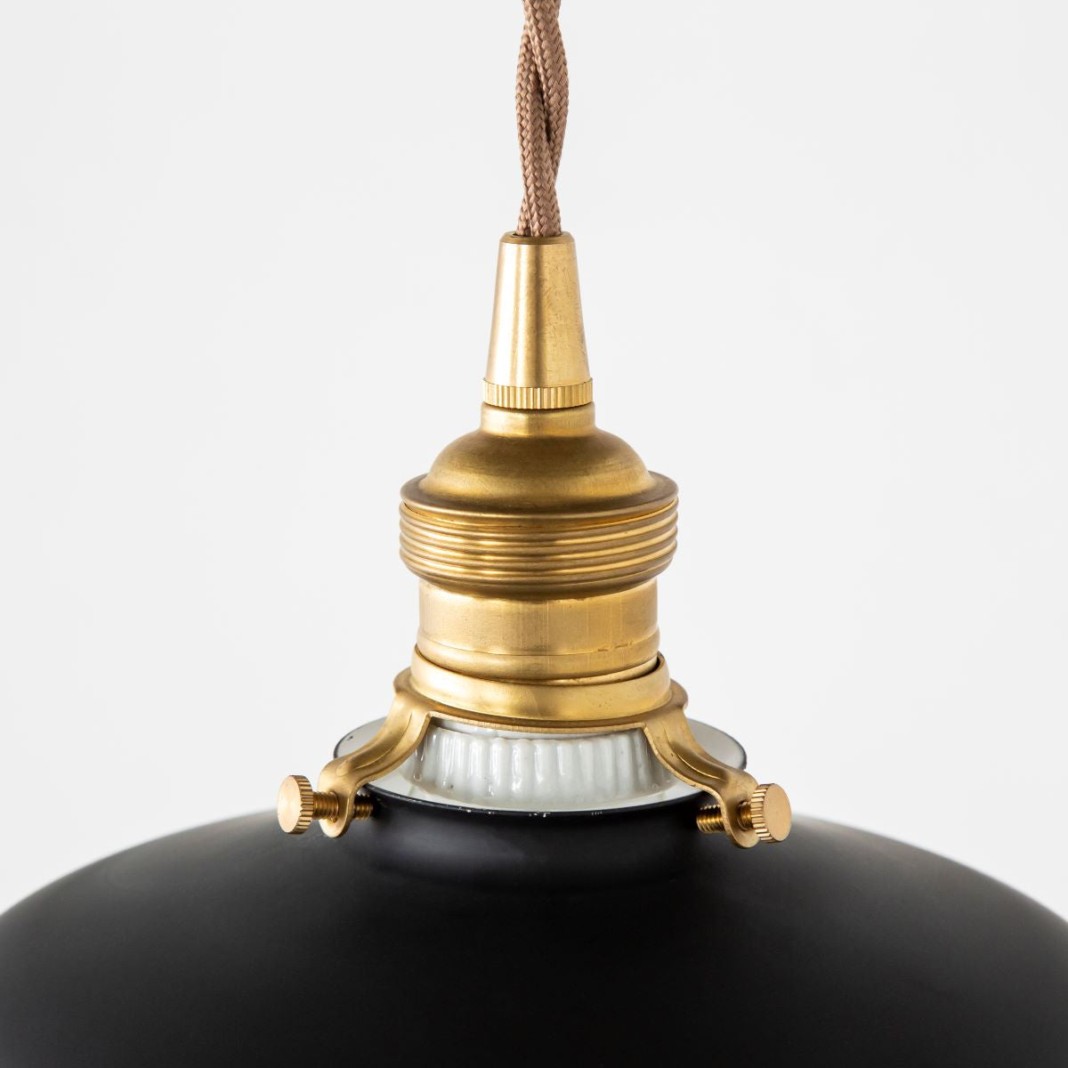 かなでもののアイアンと真鍮を組み合わせたマットブラックのシンプルなペンダントライトのソケット