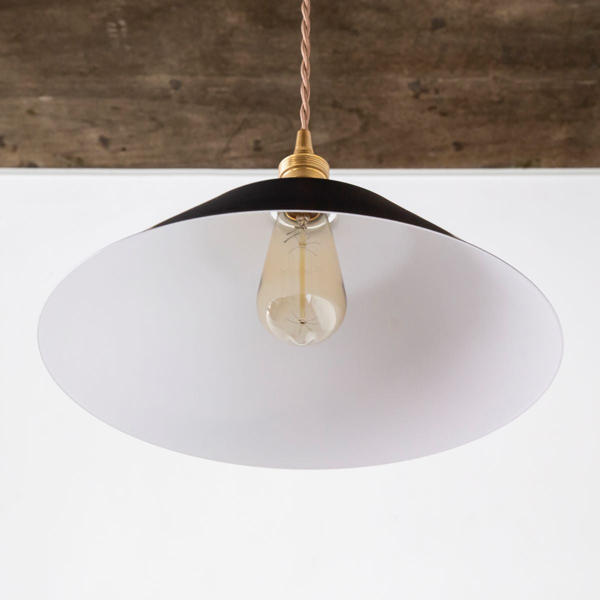 かなでもののアイアンと真鍮を組み合わせたマットブラックのシンプルなペンダントライトのソケット内側