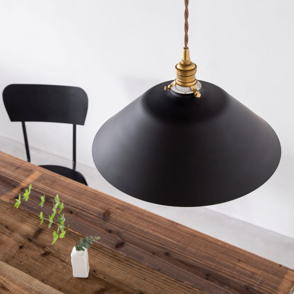 かなでもののアイアンと真鍮を組み合わせたマットブラックのシンプルなペンダントライトの使用例