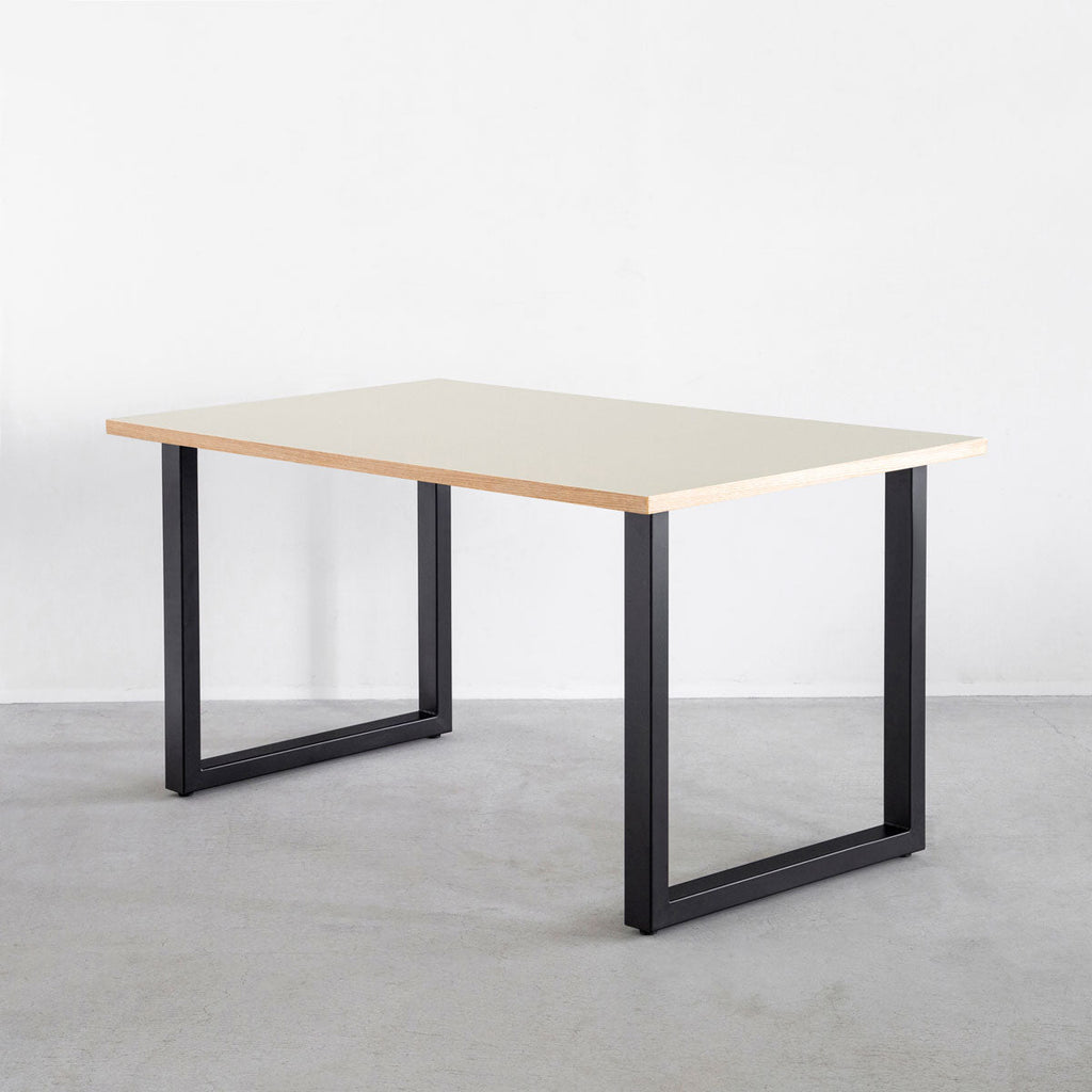 かなでもののファニチャーリノリウム素材の天板Mushroomを使用したテーブル