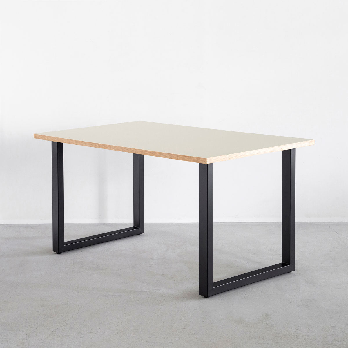 かなでもののファニチャーリノリウム素材の天板Mushroomを使用したテーブル