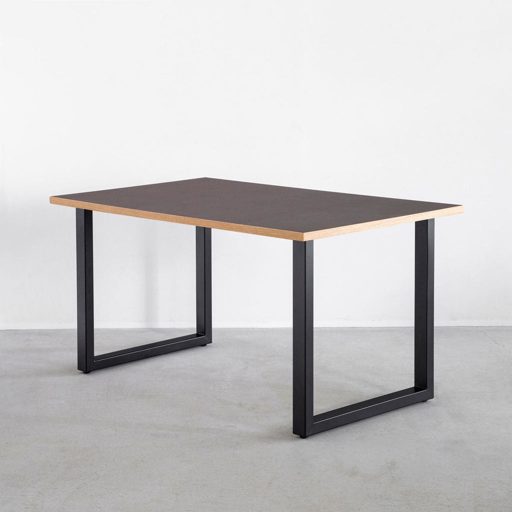 かなでもののファニチャーリノリウム素材の天板Mauveを使用したテーブル