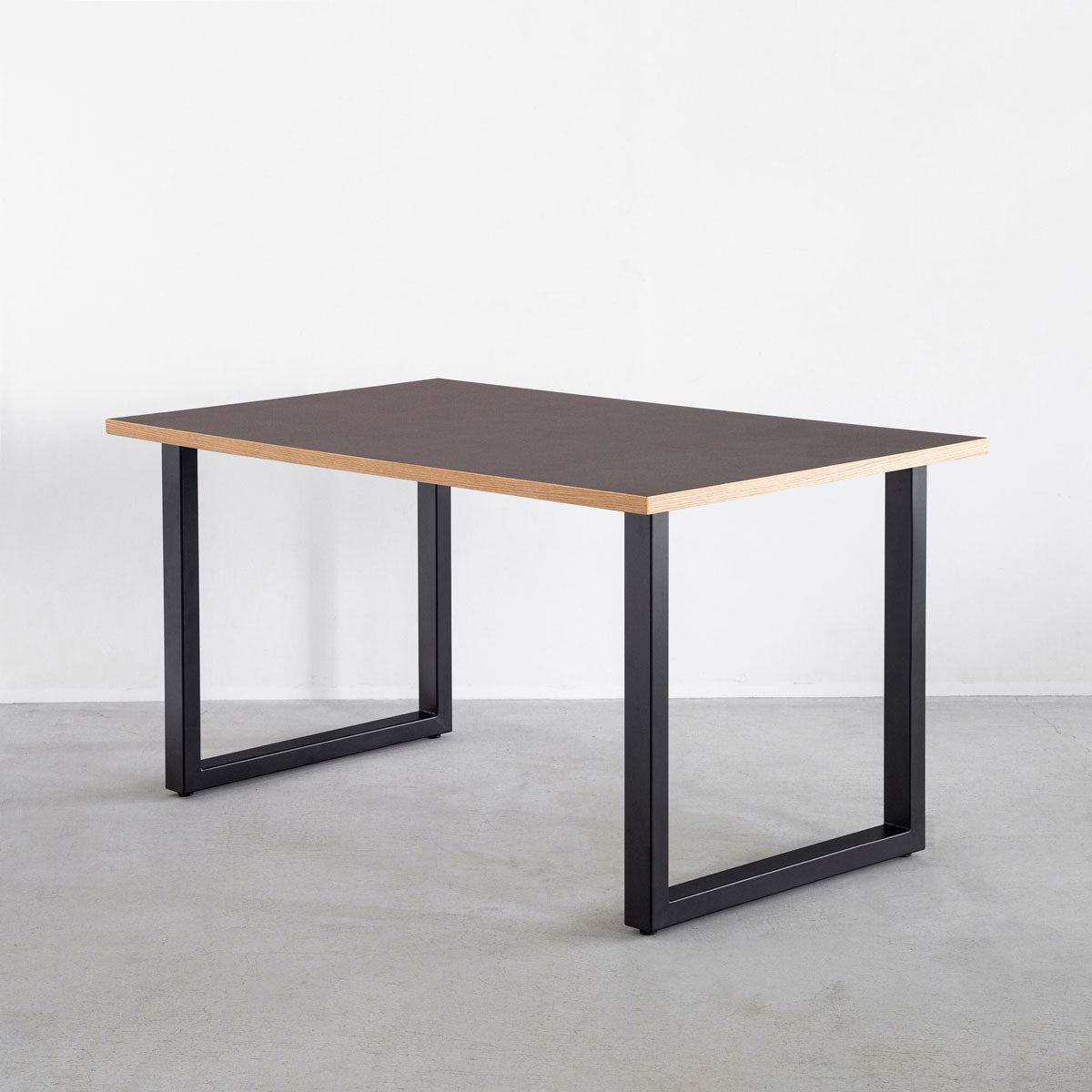 かなでもののファニチャーリノリウム素材の天板Mauveを使用したテーブル