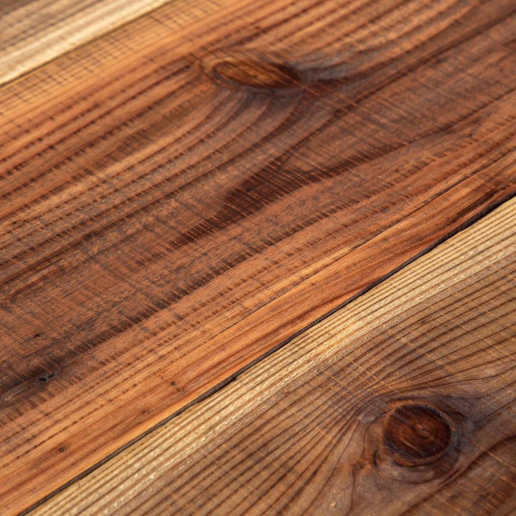 ヴィンテージ加工されたテーブル天板のクローズアップ