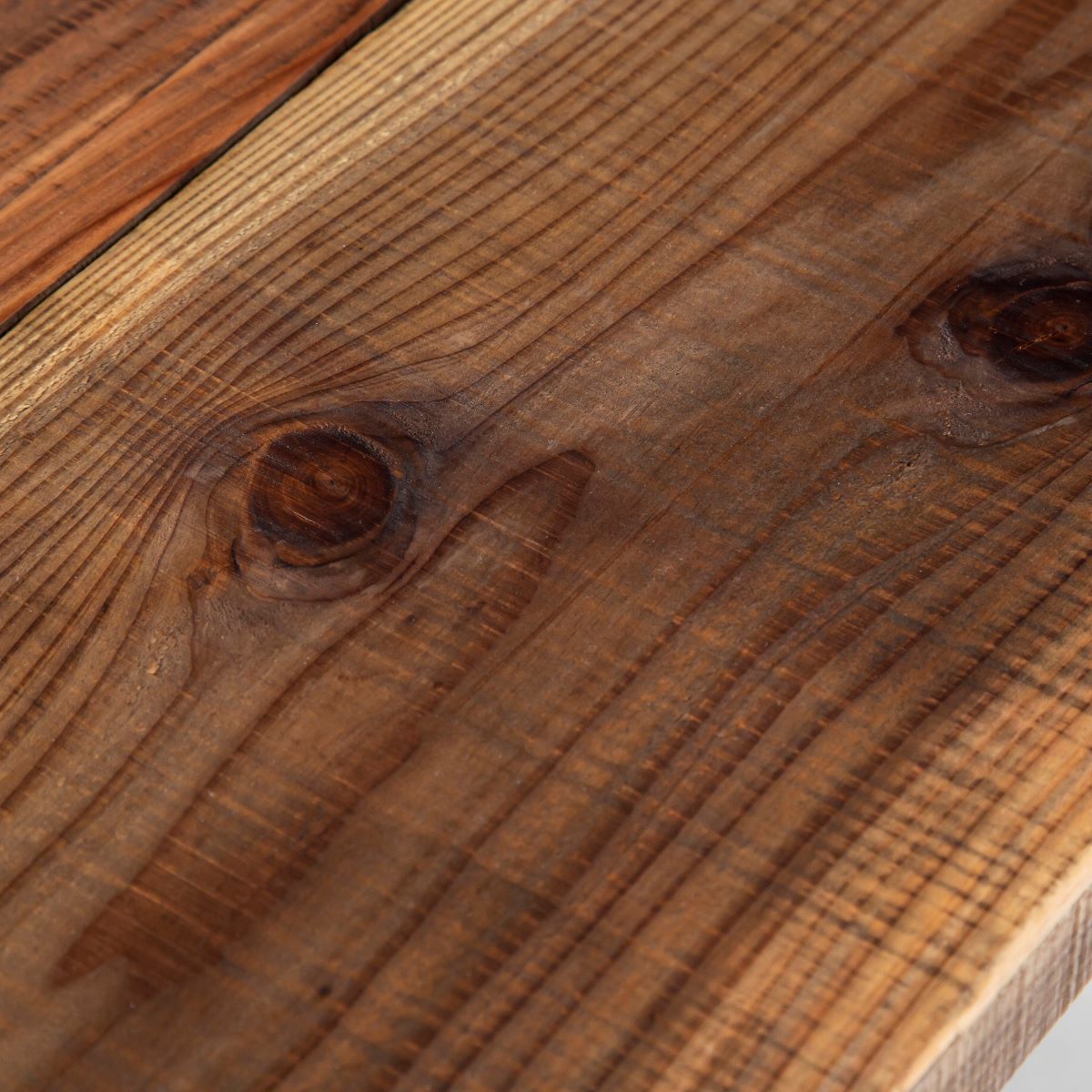 ヴィンテージ加工されたテーブル天板のクローズアップ２