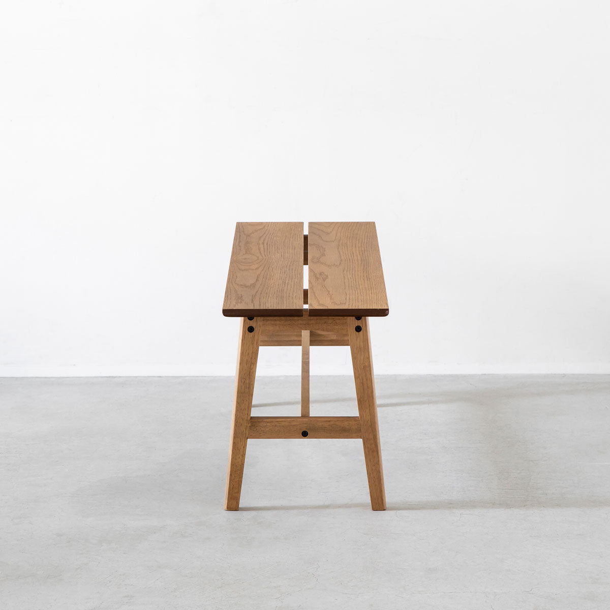 かなでもののワイピング塗装を施したオークの美しい木肌の素材感のシンプルナチュラルなウッドベンチ3