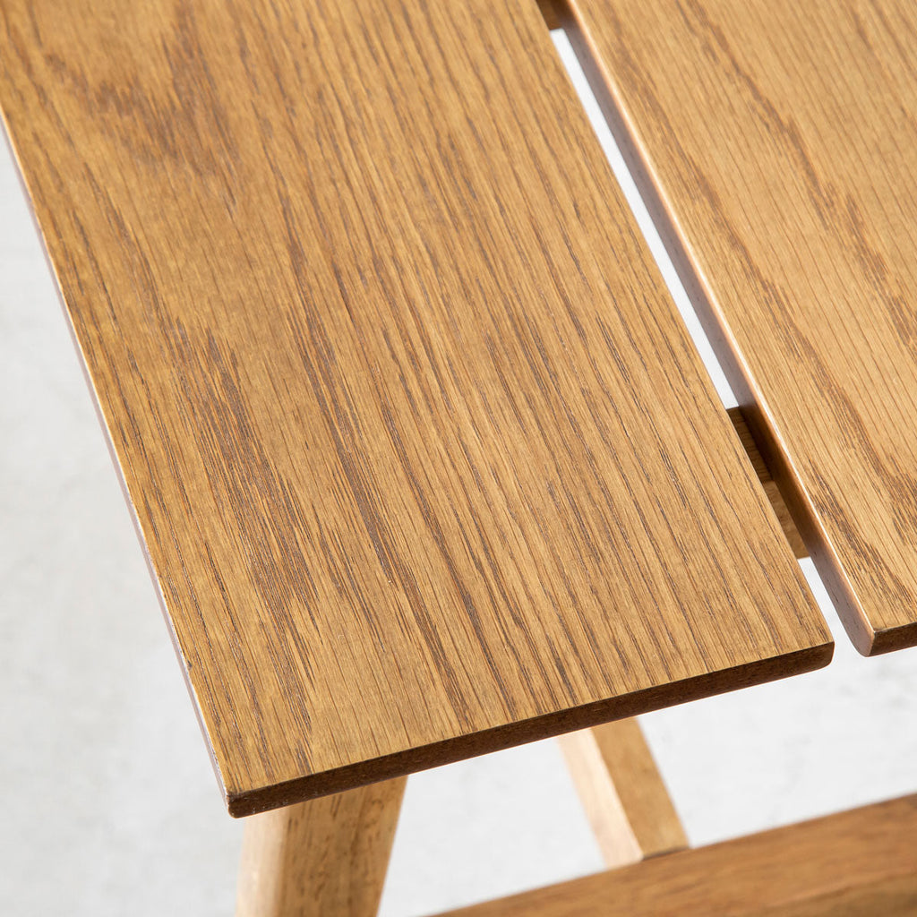 かなでもののワイピング塗装を施したオークの美しい木肌の素材感のシンプルナチュラルなウッドベンチ(上部)