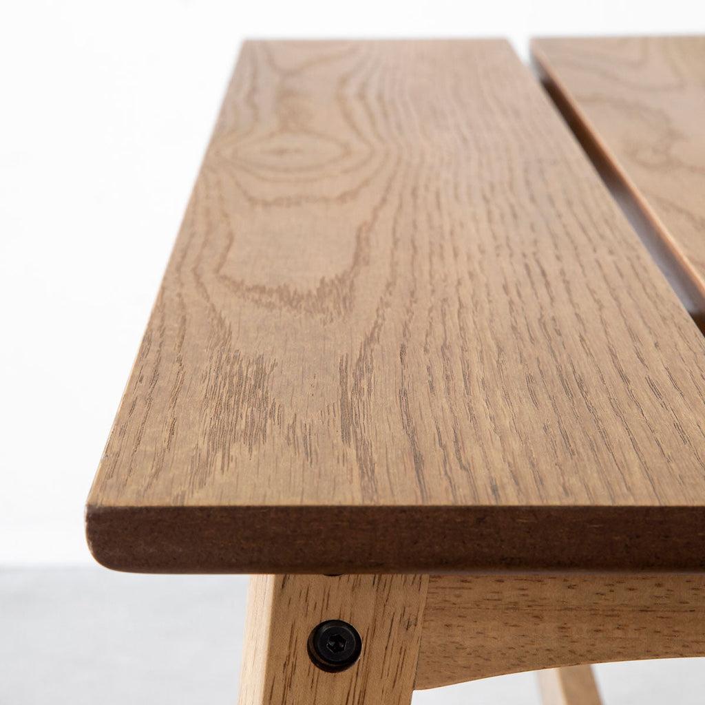 かなでもののワイピング塗装を施したオークの美しい木肌の素材感のシンプルナチュラルなウッドベンチ(上部)・クローズアップ2