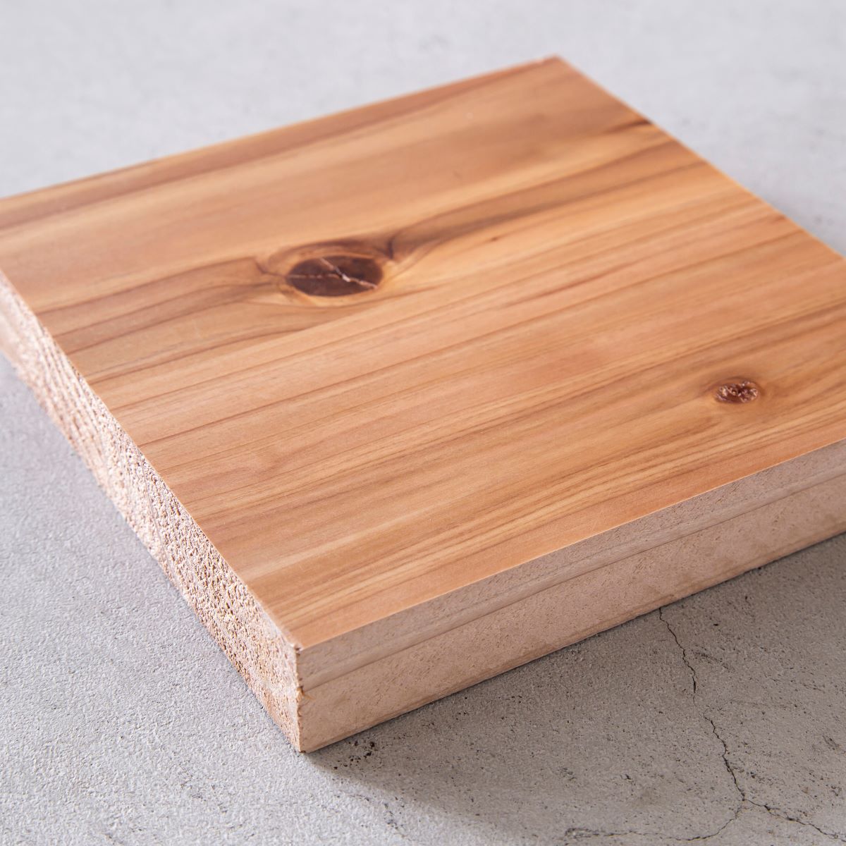 かなでものの温かみのある雰囲気の杉無垢材のサンプル木材(150mm角)2