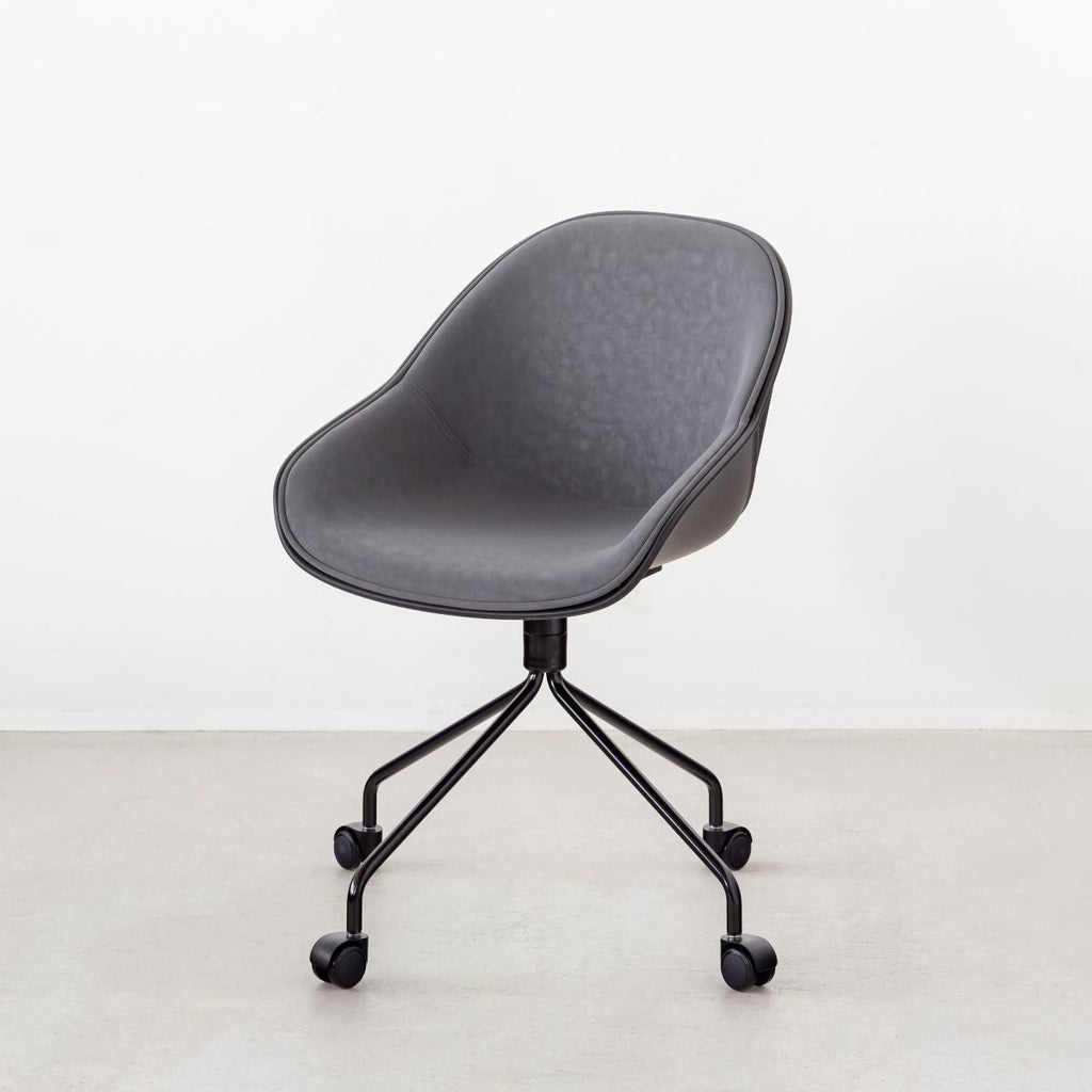 かなでもののユニークなラインを描くシェル型のシートとブラック脚フレームを組み合わせたハイセンスなデザインが光るネオモダンなデスクチェア