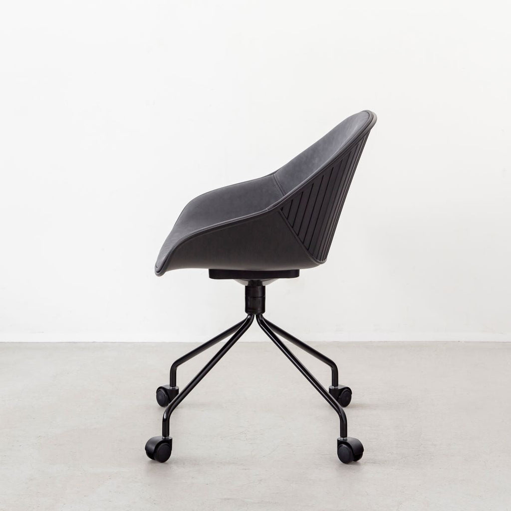 かなでもののユニークなラインを描くシェル型のシートとブラック脚フレームを組み合わせたハイセンスなデザインが光るネオモダンなデスクチェア(横向き)