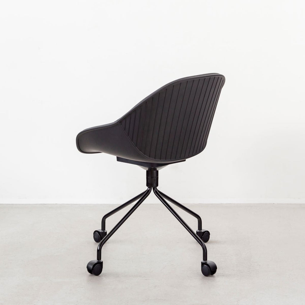 かなでもののユニークなラインを描くシェル型のシートとブラック脚フレームを組み合わせたハイセンスなデザインが光るネオモダンなデスクチェア(斜め向き・裏側)