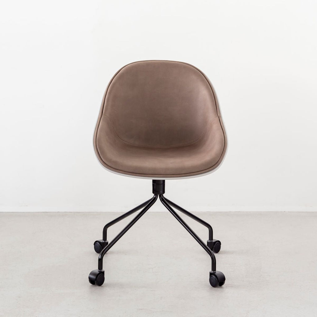 かなでもののユニークなラインを描くシェル型のシートとブラック脚フレームを組み合わせたハイセンスなデザインが光るネオモダンなデスクチェア(Beige ＋ Light gray・正面)