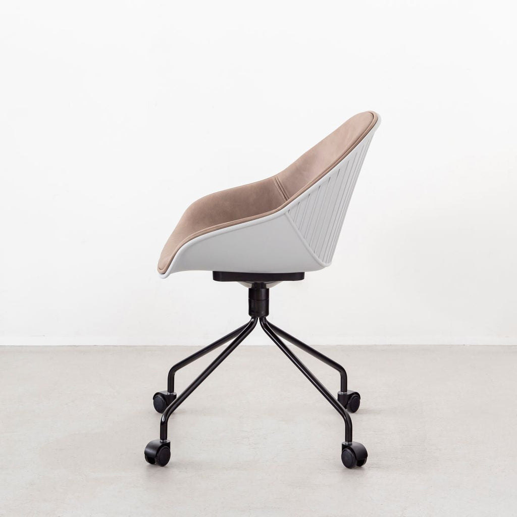 かなでもののユニークなラインを描くシェル型のシートとブラック脚フレームを組み合わせたハイセンスなデザインが光るネオモダンなデスクチェア(Beige ＋ Light gray・横向き)