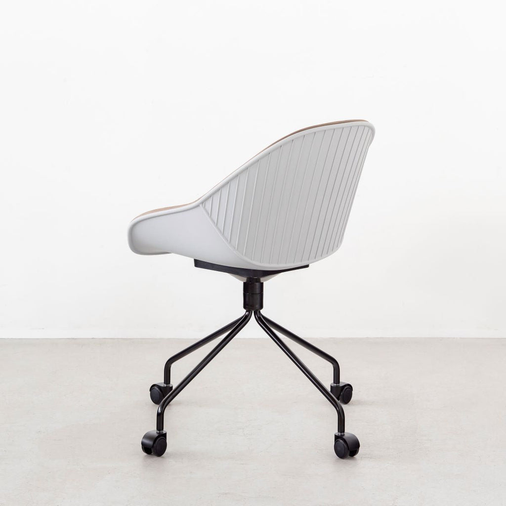 かなでもののユニークなラインを描くシェル型のシートとブラック脚フレームを組み合わせたハイセンスなデザインが光るネオモダンなデスクチェア(Beige ＋ Light gray・斜め向き・裏側)