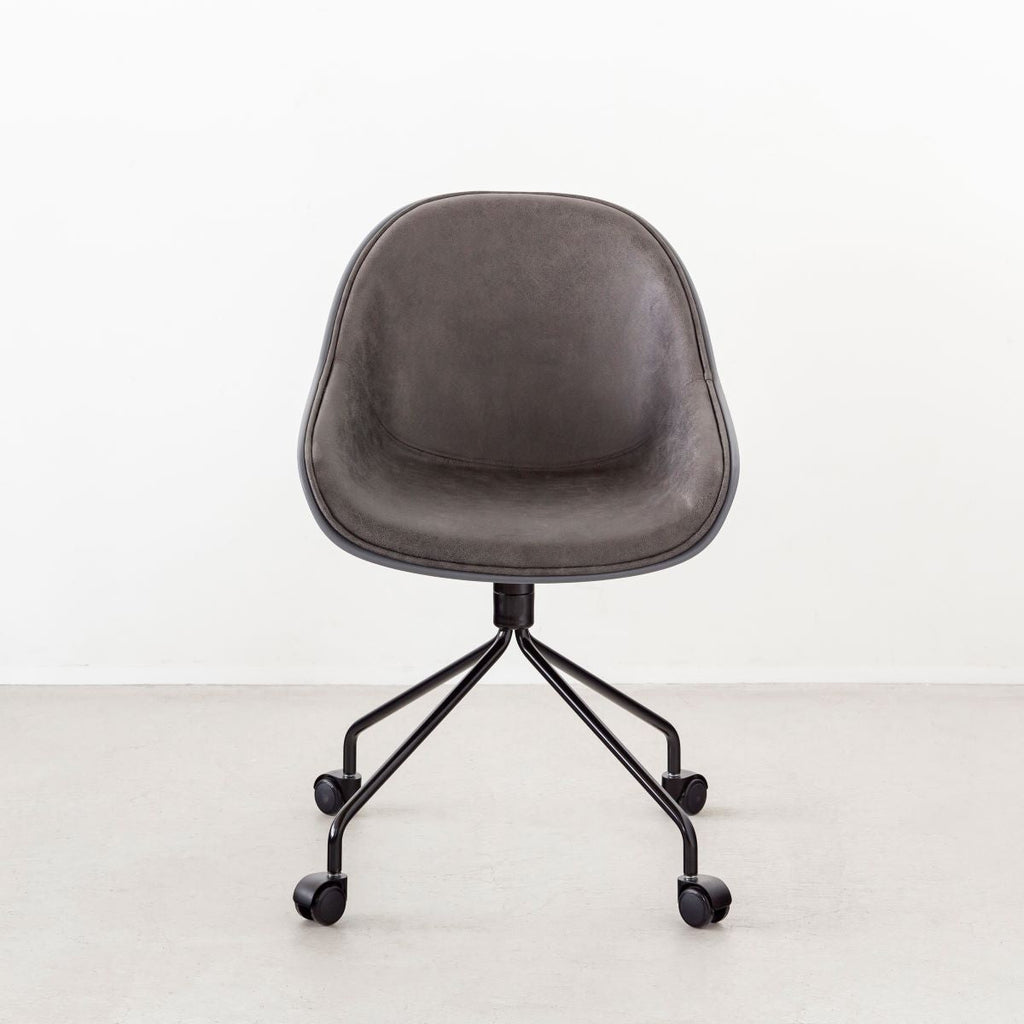 かなでもののユニークなラインを描くシェル型のシートとブラック脚フレームを組み合わせたハイセンスなデザインが光るネオモダンなデスクチェア(Black ＋ Dark gray・正面)