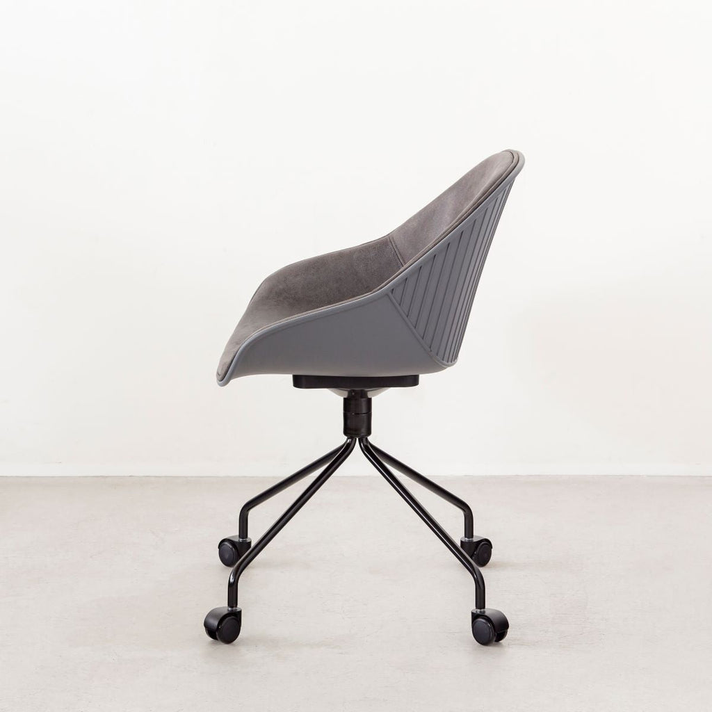 かなでもののユニークなラインを描くシェル型のシートとブラック脚フレームを組み合わせたハイセンスなデザインが光るネオモダンなデスクチェア(Black ＋ Dark gray・横向き)