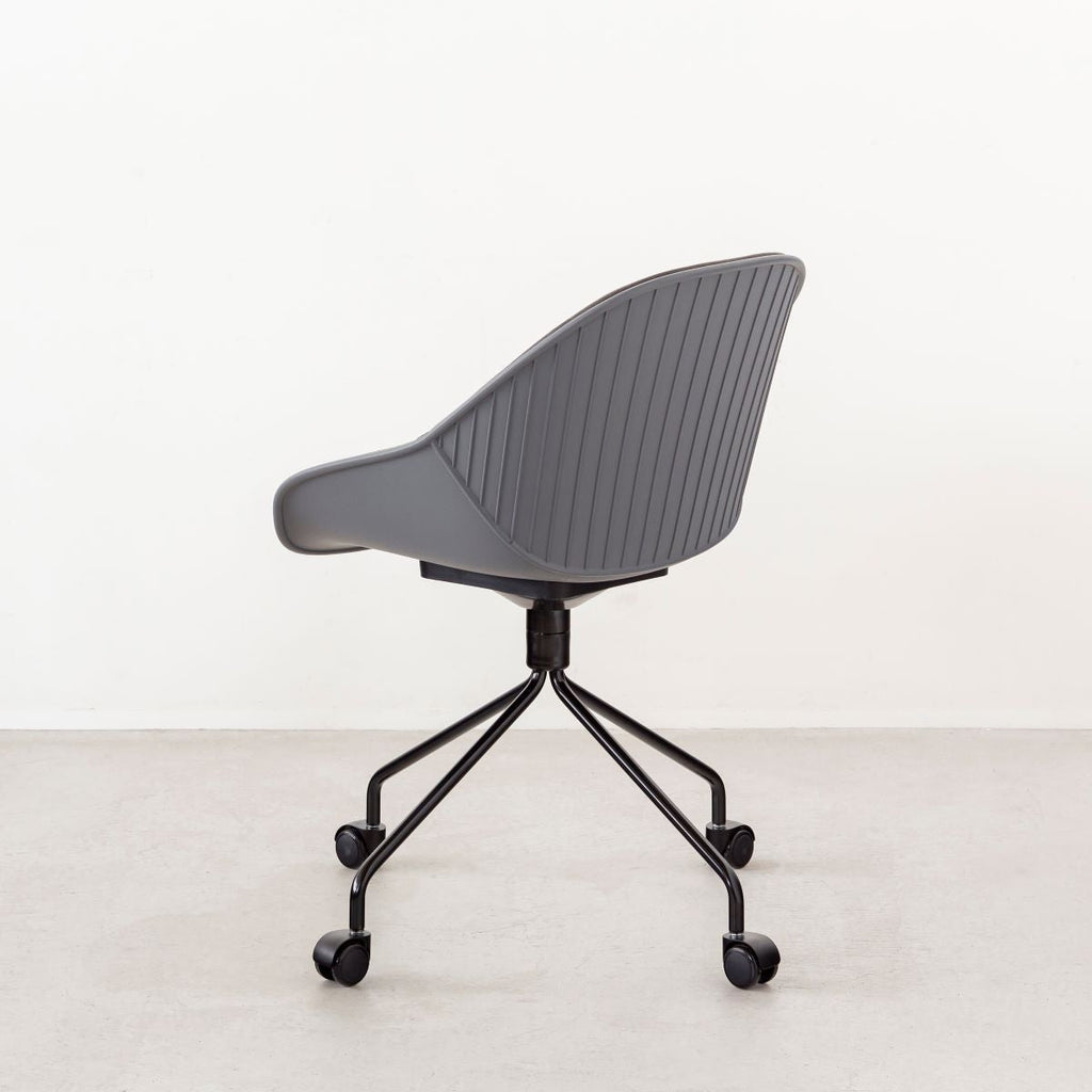 かなでもののユニークなラインを描くシェル型のシートとブラック脚フレームを組み合わせたハイセンスなデザインが光るネオモダンなデスクチェア(Black ＋ Dark gray・斜め向き・裏側)