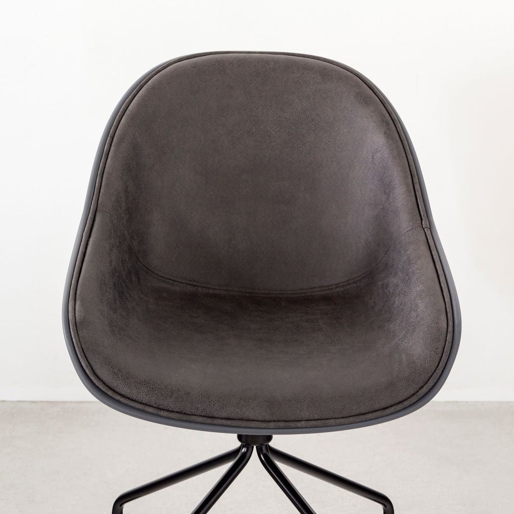 かなでもののユニークなラインを描くシェル型のシートとブラック脚フレームを組み合わせたハイセンスなデザインが光るネオモダンなデスクチェア(Black ＋ Dark gray・正面)・クローズアップ