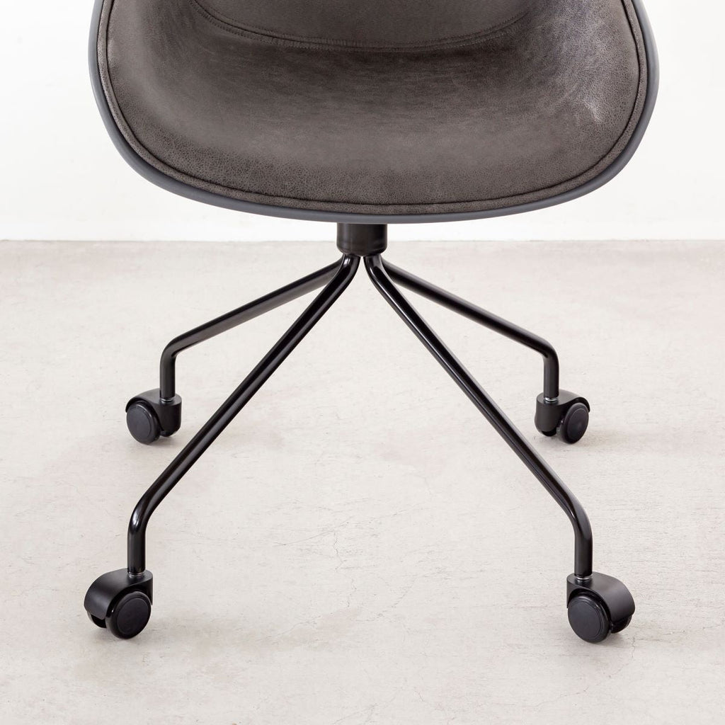 かなでもののユニークなラインを描くシェル型のシートとブラック脚フレームを組み合わせたハイセンスなデザインが光るネオモダンなデスクチェア(Black ＋ Dark gray・脚部分)