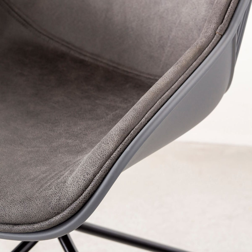 かなでもののユニークなラインを描くシェル型のシートとブラック脚フレームを組み合わせたハイセンスなデザインが光るネオモダンなデスクチェア(Black ＋ Dark gray・座面・横側)