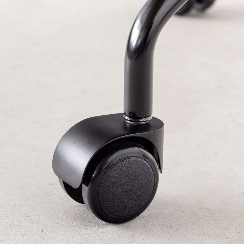 かなでもののユニークなラインを描くシェル型のシートとブラック脚フレームを組み合わせたハイセンスなデザインが光るネオモダンなデスクチェア(キャスター部)