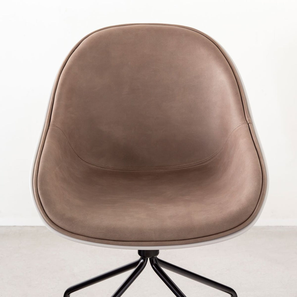 かなでもののユニークなラインを描くシェル型のシートとブラック脚フレームを組み合わせたハイセンスなデザインが光るネオモダンなデスクチェア(Beige ＋ Light gray・正面)・クローズアップ