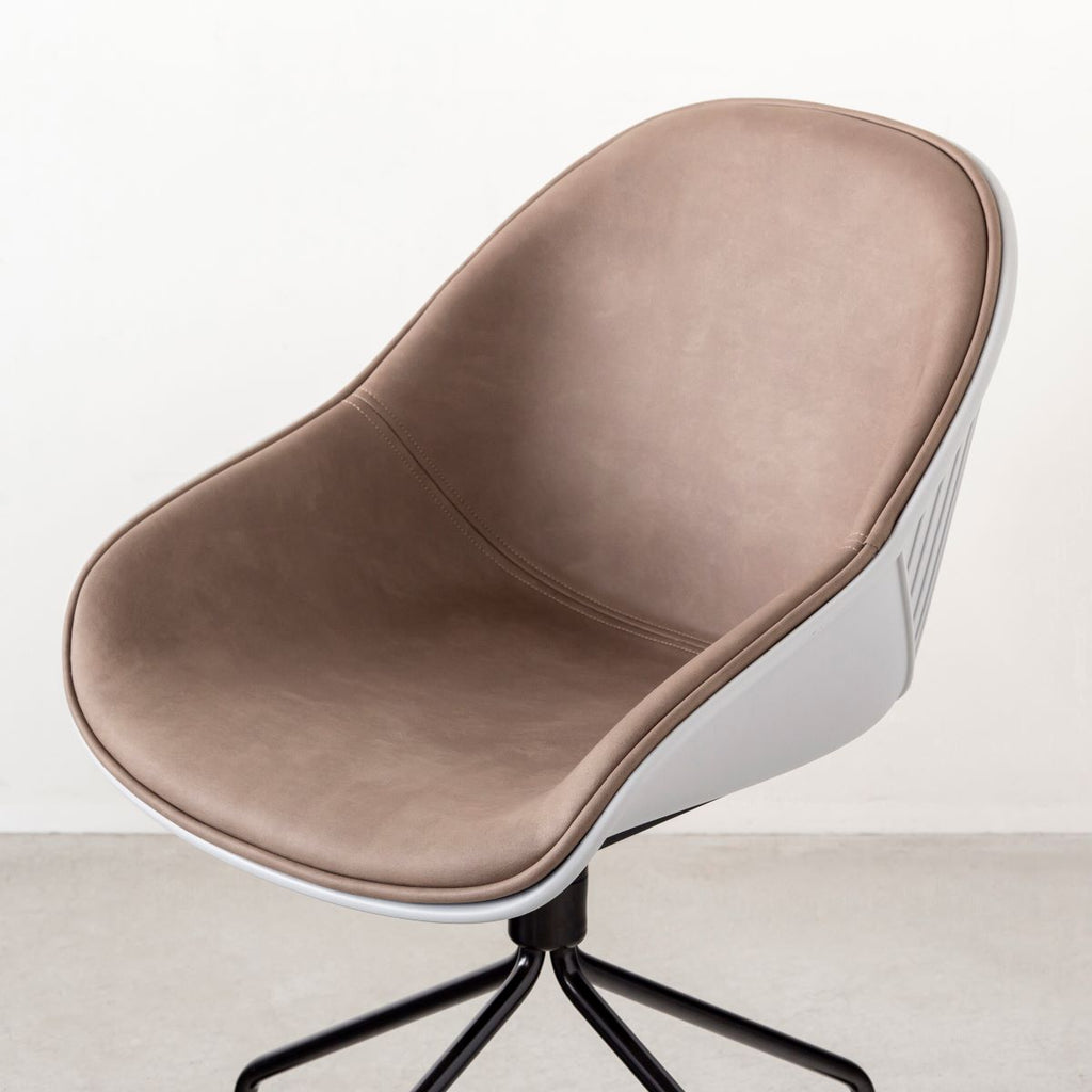 かなでもののユニークなラインを描くシェル型のシートとブラック脚フレームを組み合わせたハイセンスなデザインが光るネオモダンなデスクチェア(Beige ＋ Light gray・斜め向き)