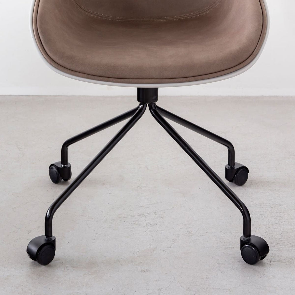 かなでもののユニークなラインを描くシェル型のシートとブラック脚フレームを組み合わせたハイセンスなデザインが光るネオモダンなデスクチェア(Beige ＋ Light gray・脚部分)