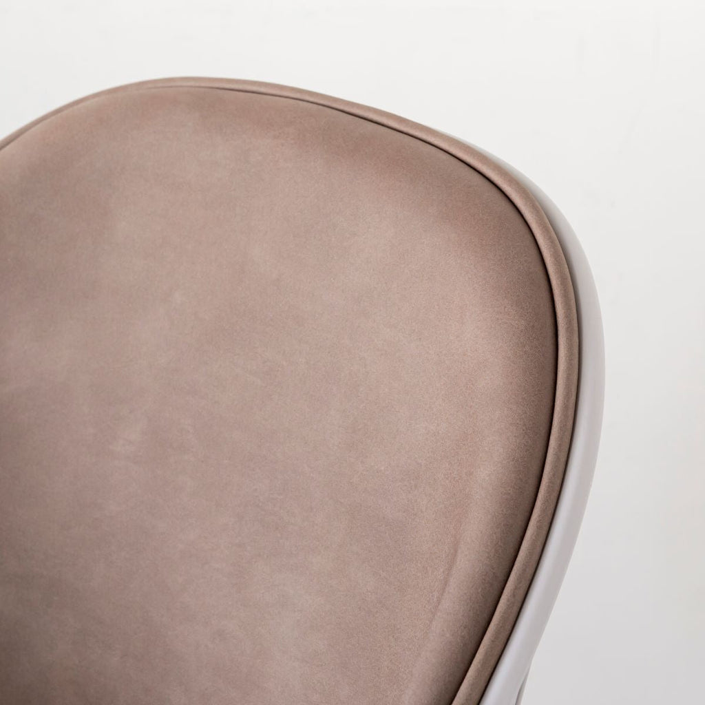 かなでもののユニークなラインを描くシェル型のシートとブラック脚フレームを組み合わせたハイセンスなデザインが光るネオモダンなデスクチェア(Beige ＋ Light gray・背もたれ)