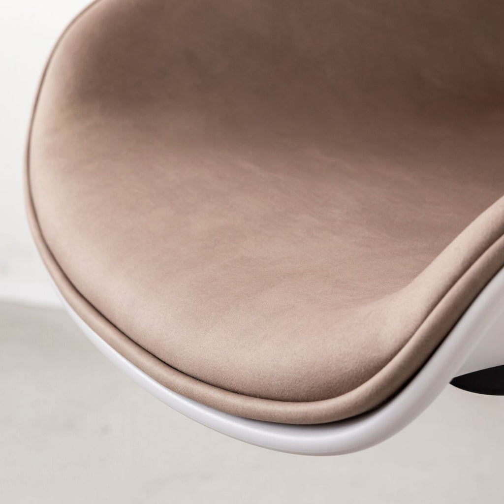 かなでもののユニークなラインを描くシェル型のシートとブラック脚フレームを組み合わせたハイセンスなデザインが光るネオモダンなデスクチェア(Beige ＋ Light gray・座面)