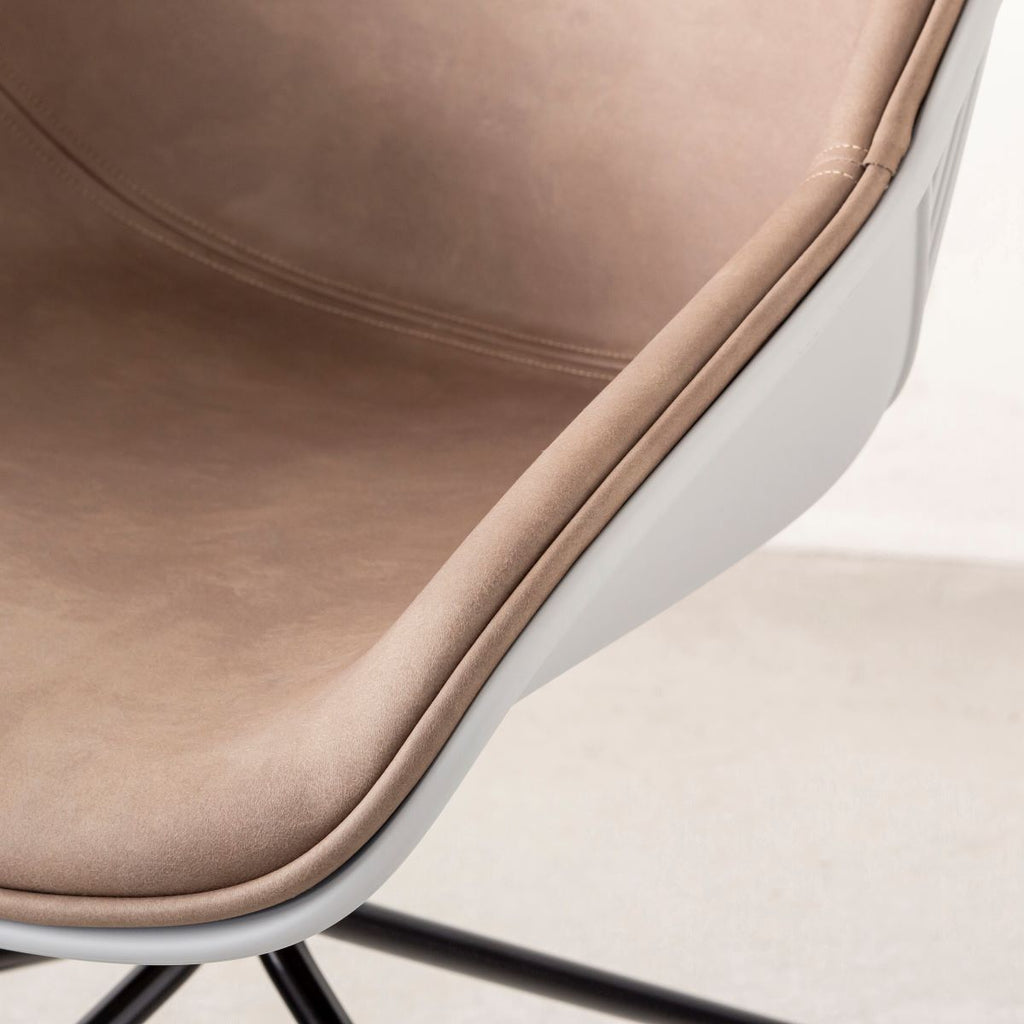 かなでもののユニークなラインを描くシェル型のシートとブラック脚フレームを組み合わせたハイセンスなデザインが光るネオモダンなデスクチェア(Beige ＋ Light gray・座面・横側)