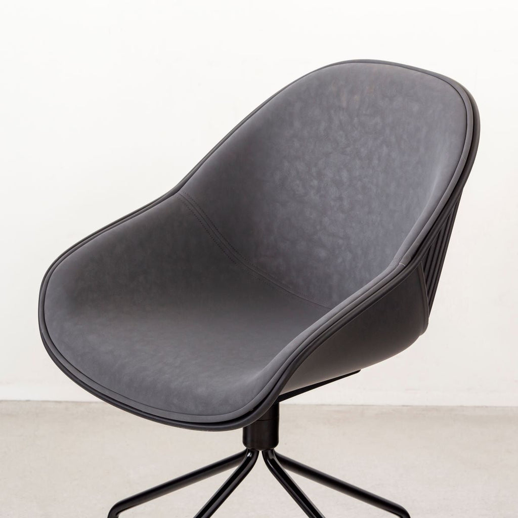 かなでもののユニークなラインを描くシェル型のシートとブラック脚フレームを組み合わせたハイセンスなデザインが光るネオモダンなデスクチェア(斜め向き)