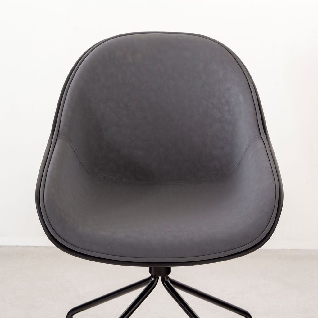 かなでもののユニークなラインを描くシェル型のシートとブラック脚フレームを組み合わせたハイセンスなデザインが光るネオモダンなデスクチェア(正面)・クローズアップ