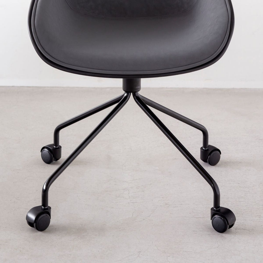 かなでもののユニークなラインを描くシェル型のシートとブラック脚フレームを組み合わせたハイセンスなデザインが光るネオモダンなデスクチェア(脚部分)