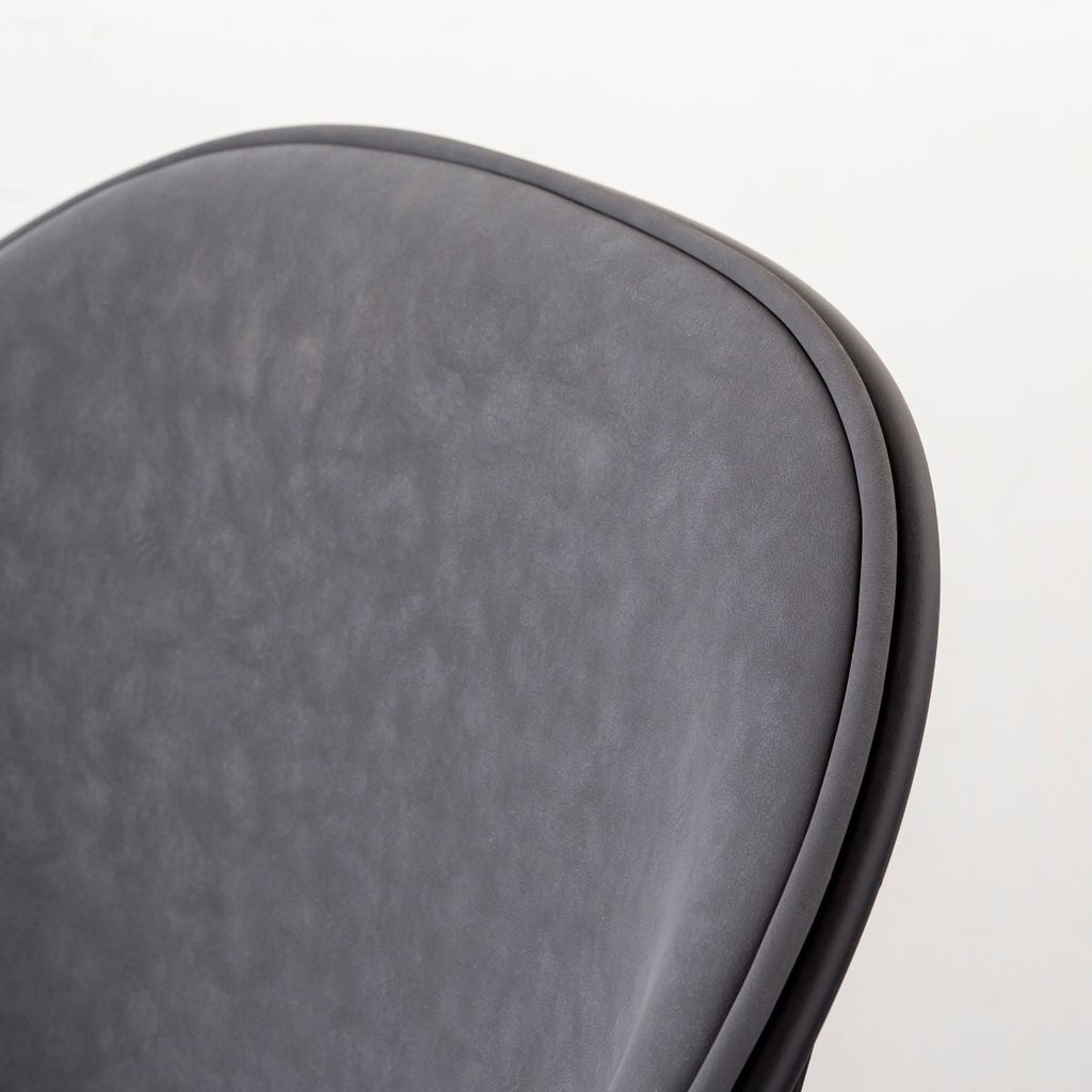 かなでもののユニークなラインを描くシェル型のシートとブラック脚フレームを組み合わせたハイセンスなデザインが光るネオモダンなデスクチェア(背もたれ)