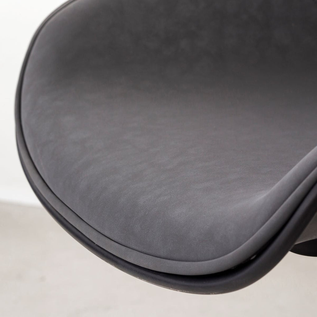 かなでもののユニークなラインを描くシェル型のシートとブラック脚フレームを組み合わせたハイセンスなデザインが光るネオモダンなデスクチェア(座面)