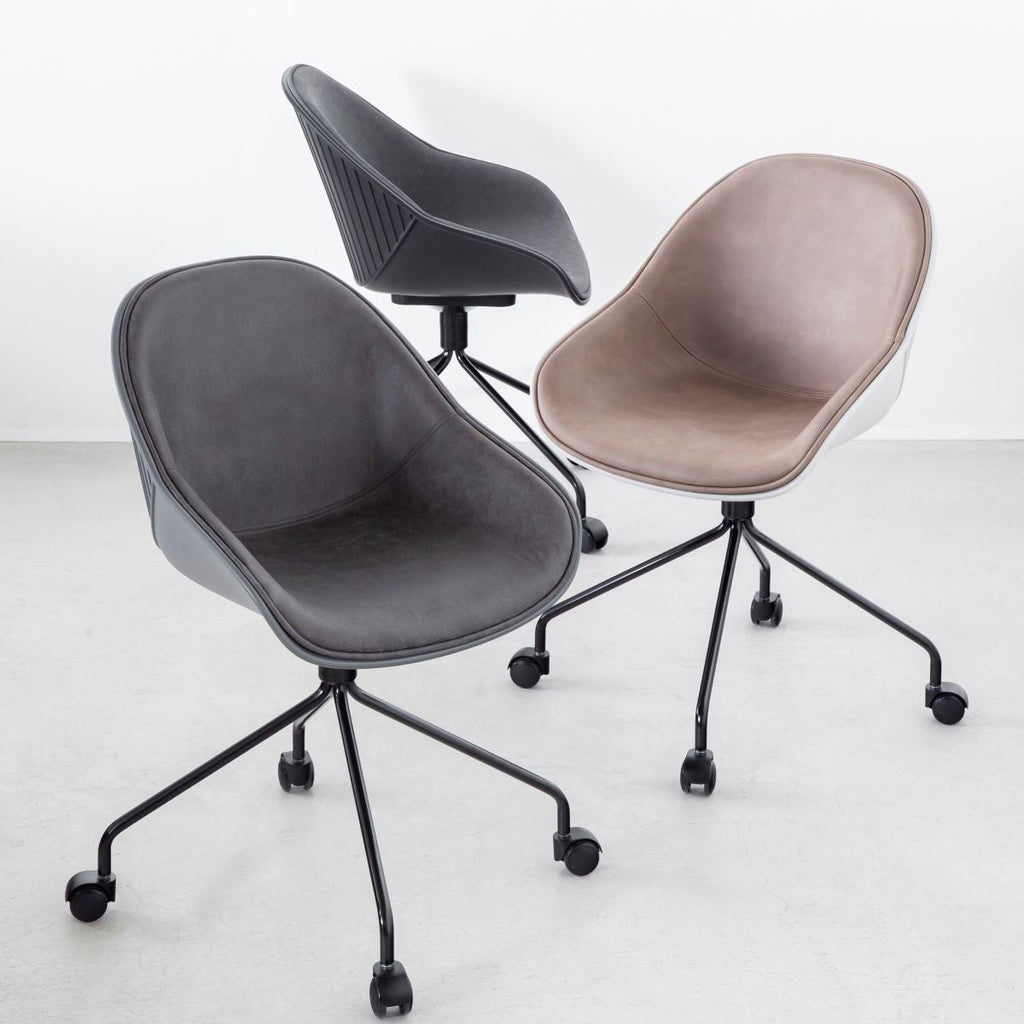 かなでもののユニークなラインを描くシェル型のシートとブラック脚フレームを組み合わせたハイセンスなデザインが光るネオモダンなデスクチェア(Gray ＋ Black・Black ＋ Dark gray・Beige ＋ Light grayの3タイプ)