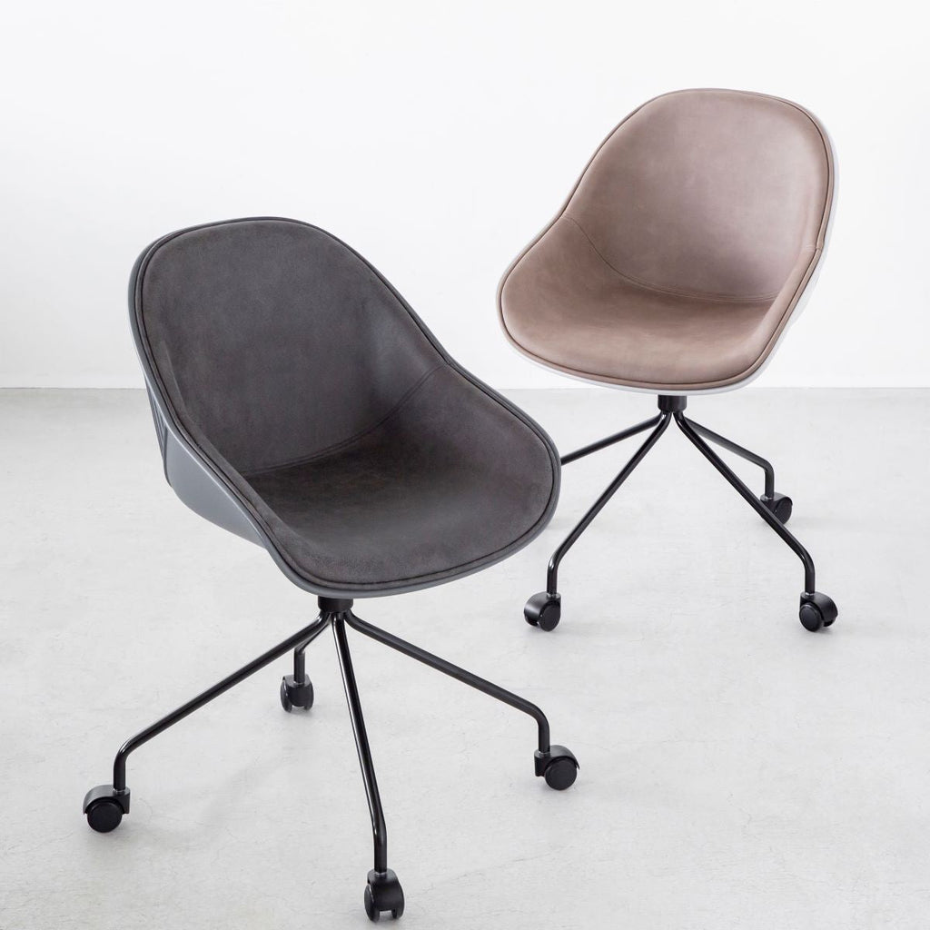 かなでもののユニークなラインを描くシェル型のシートとブラック脚フレームを組み合わせたハイセンスなデザインが光るネオモダンなデスクチェア(Black ＋ Dark gray・Beige ＋ Light gray)